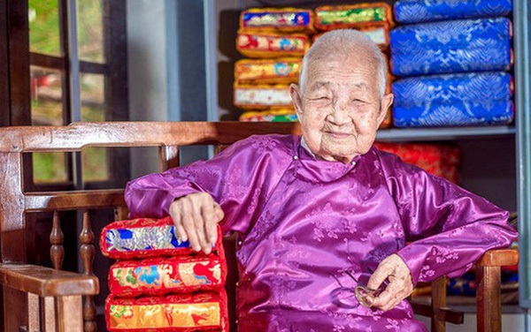 Hậu duệ vua Minh Mạng và câu chuyện bảo tồn nghề may gối cung đình